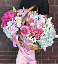 Композиция солнечный день в Лорисе Цветочная композиция из Розы, Хризантемы, Пионы и Лизиантусы в корзине в Лорисе