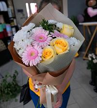 Букет цветов из:  Герберы, Розы и Хризантемы в Лорисе