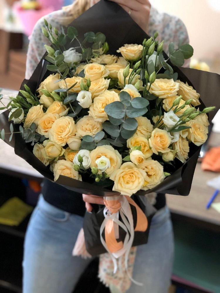 Букет цветов из: Розы и Лизиантусы в Лорисе