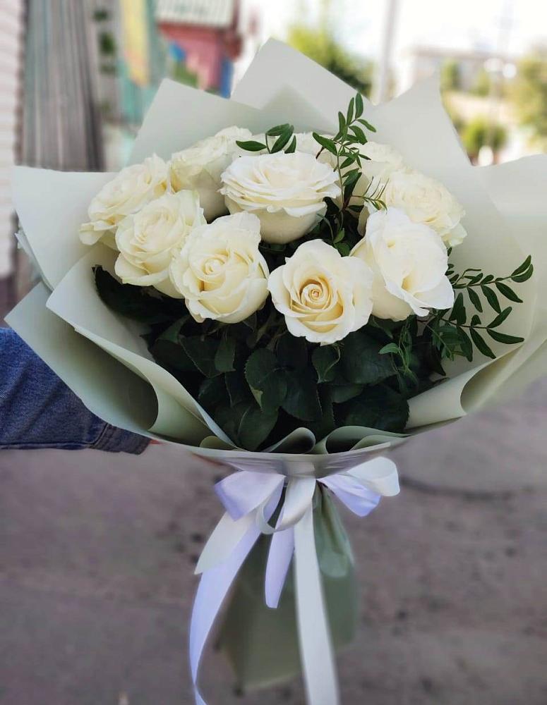 Букет Белые розы Проуд в Лорисе