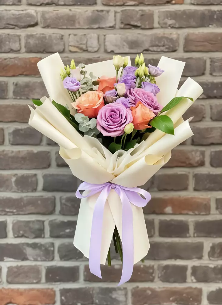 Букет цветов из: Лизиантусы и Розы в Лорисе