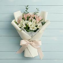 Букет цветов из:  Альстромерии #REPLACE_PRED# Лорисе