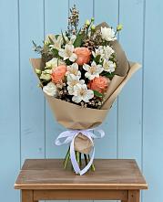 Букет цветов из:  Альстромерии, Лизиантусы, Розы и Хризантемы в Лорисе