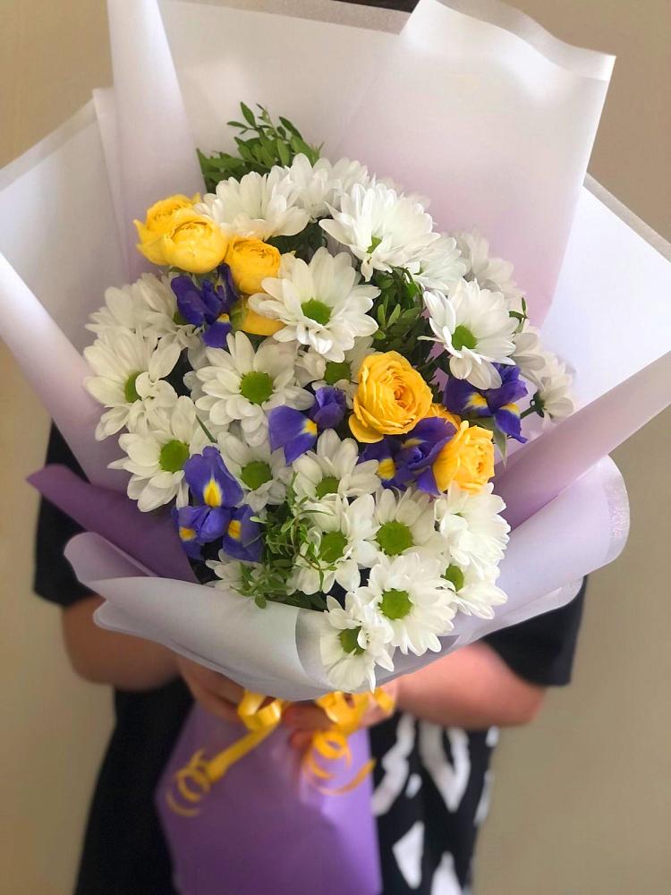 Букет цветов из: Ирисы, Хризантемы и Розы в Лорисе