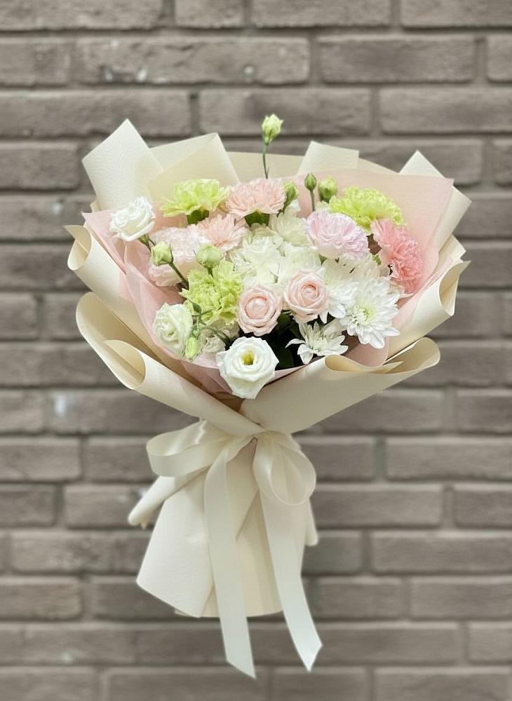 Букет цветов из: Гвоздики, Розы, Лизиантусы и Хризантемы в Лорисе