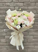 Букет цветов из:  Гвоздики, Розы, Лизиантусы и Хризантемы в Лорисе