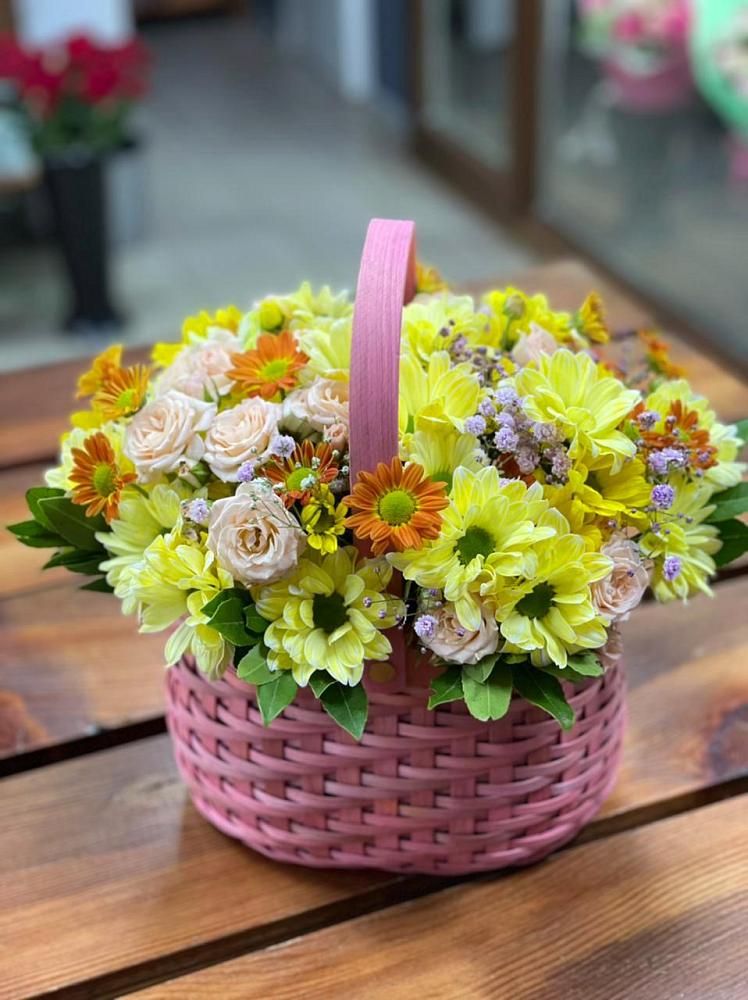 Цветочная композиция из Хризантемы и Розы в корзине в Лорисе