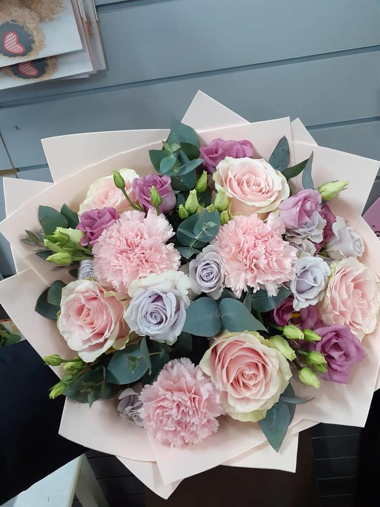 Букет цветов из: Розы, Гвоздики и Лизиантусы в Лорисе