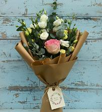 Букет цветов из:  Розы и Лизиантусы в Лорисе