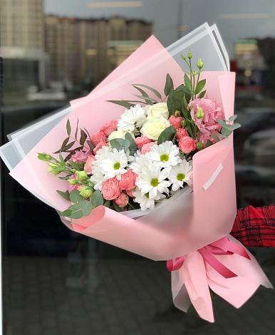Букет цветов из: Розы, Лизиантусы и Хризантемы в Лорисе