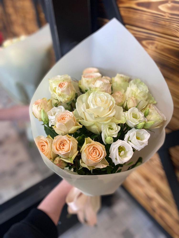 Букет цветов из: Розы и Лизиантусы в Лорисе