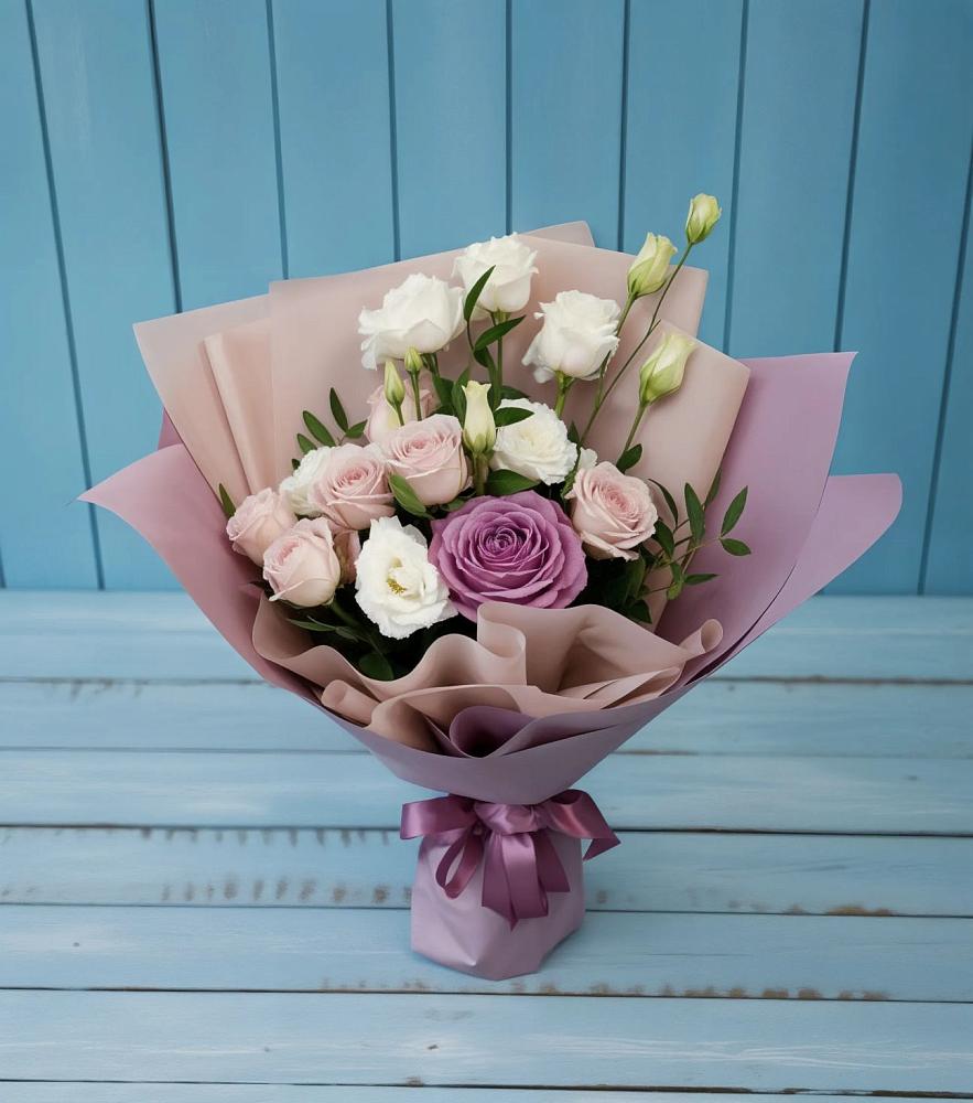 Букет цветов из: Розы и Лизиантусы в Лорисе